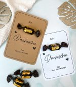 Zwei Dankeskarten mit aufgeklebten Riesen-Bonbons. Eine Karte auf Kraftkarton gedruckt mit dem Spruch - Ein Riesen Dankeschön für deine Hilfe. Die andere Karte auf weißem Papier gedruckt mit dem Spruch - Ein Riesen Dankeschön für die Einladung.