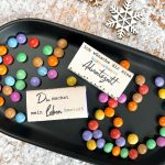 Smarties und zwei kleine Smarties-Schachteln, auf denen steht "Ich wünsche dir eine kunterbunte Adventszeit."und "Du machst mein Leben bunter."
