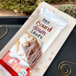 Detailaufnahme von einem kleinen Geschenk kurz vor Weihnachten: Kinder Country Druckvorlage, sodass der Spruch "Der Countdown läuft. Bald ist Weihnachten" zu lesen ist. Perfekt für eine Adventskalender-Füllung.