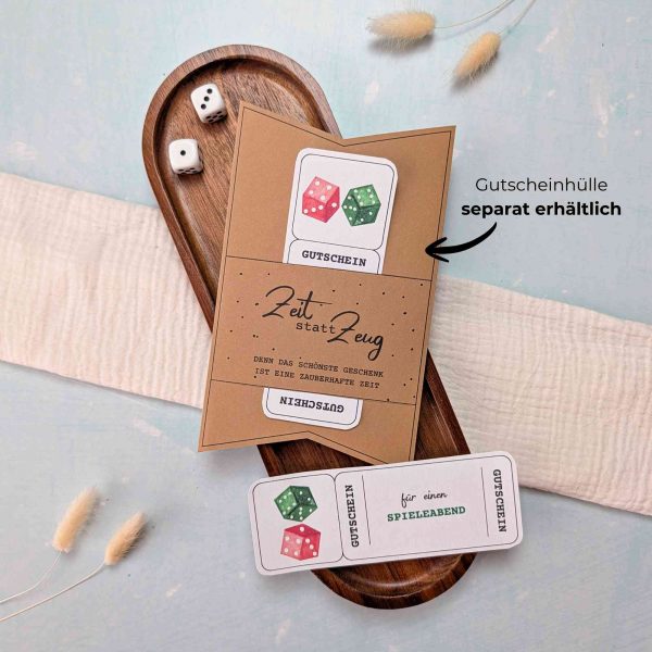 Spieleabend Gutschein Vorlage zum Ausdrucken. Der Gutschein steckt in einer Gutscheinkarte, auf der steht „Zeit statt Zeug“. Diese Gutscheinkarte muss separat erworben werden. Liebevoll gestaltete Druckvorlagen, um ganz einfach einen Gutschein Spieleabend selber basteln zu können.
