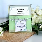 Hochzeitssuppe mit einem Geschenkanhänger "Ab jetzt müsst ihr die Suppe gemeinsam auslöffeln".