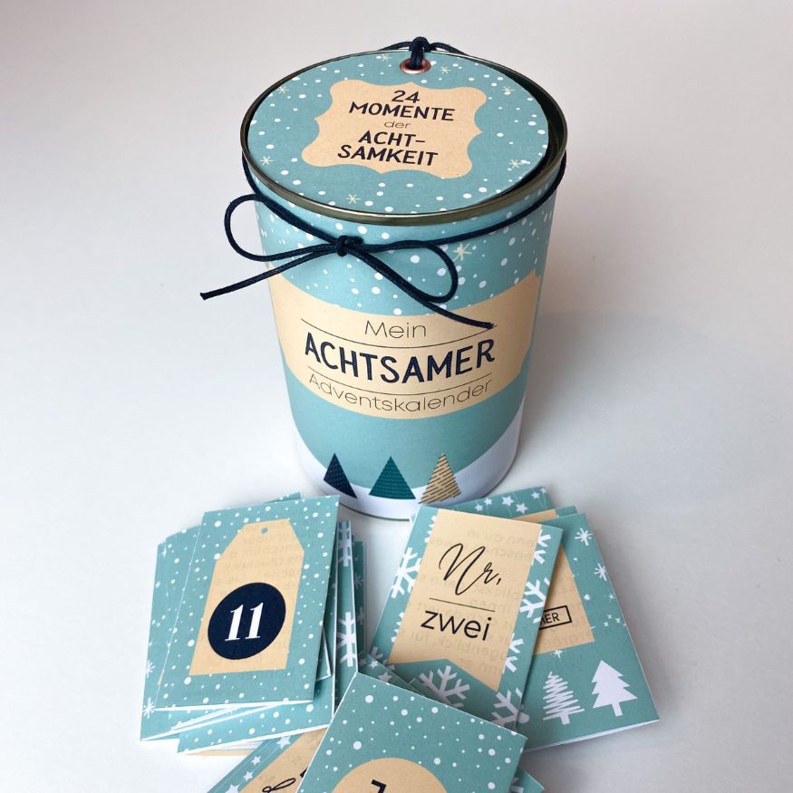Achtsamkeits Adventskalender zum Ausdrucken - fertig gebastelter DIV Weihnachtskalender mit den einzelnen Adventstagen davor