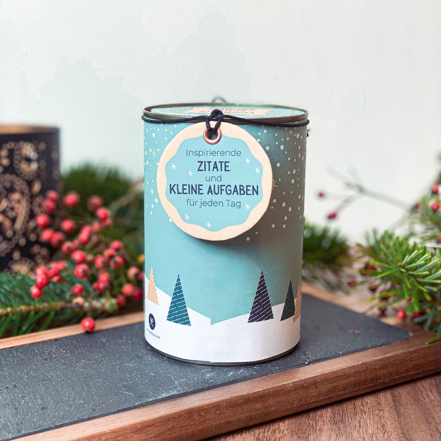 Achtsamkeits Adventskalender zum Ausdrucken - Ansicht von hintern: ein Anhänger, auf dem steht "Inspirierende Zitate und kleine Aufgaben für jeden Tag"