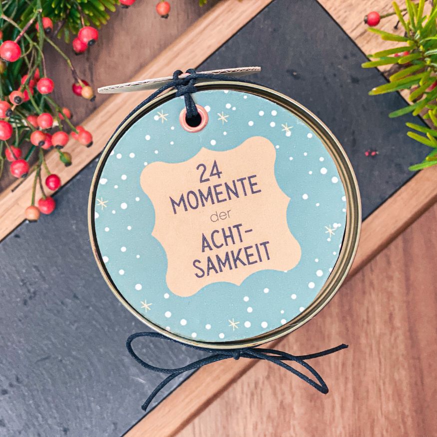 Achtsamkeits Adventskalender zum Ausdrucken Ansicht von oben: 24 Momente der Achtsamkeit