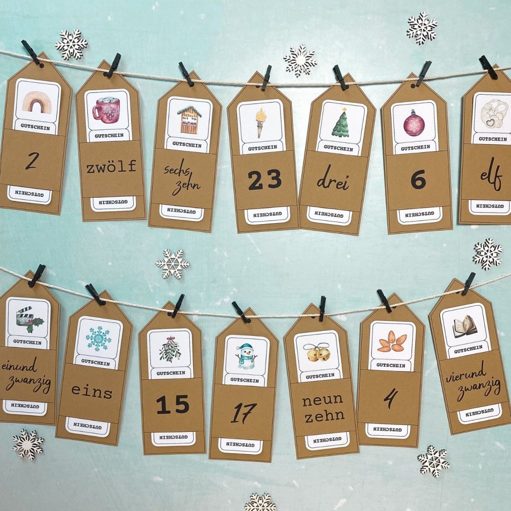 Der Gutschein Adventskalender ist fertig gebastelt und dekorativ an einer Schnur aufgehängt – ideal zum Selbstgestalten und Verschenken im Advent.