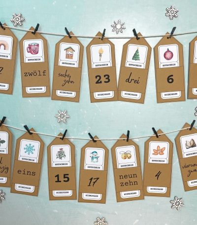 Der Gutschein Adventskalender ist fertig gebastelt und dekorativ an einer Schnur aufgehängt – ideal zum Selbstgestalten und Verschenken im Advent.