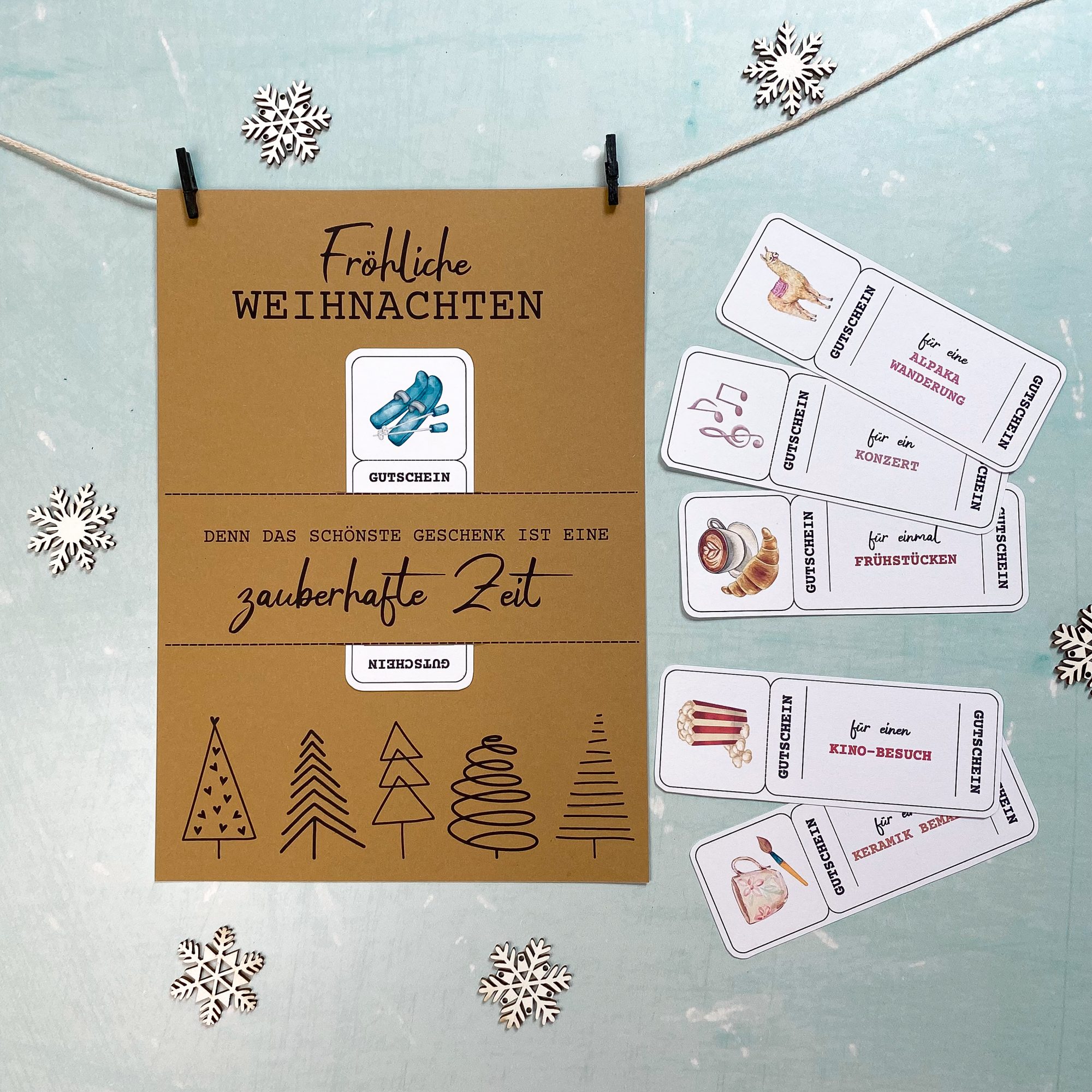Gutscheinposter mit Aufschrift „Fröhliche Weihnachten – Denn das schönste Geschenk ist eine zauberhafte Zeit“. Gedruckt auf Kraftpapier mit Schneeflocken-Deko. Daneben liegen Gutscheine mit Texten wie „für eine Alpaka Wanderung“, „für ein Konzert“, „für einmal Frühstücken“, „für einen Kino-Besuch“ und „für Keramik bemalen“. PDF Druckvorlage zum Gutschein verpacken Weihnachten – kreative Geschenkidee zum selber drucken.