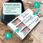 Bild mit nummerierten Pfeilen zeigt Materialliste: Papier, drei Duplos, Schere und Kleber. Geschenkbox mit Aufschrift „bist süßer als jeder Zimtstern“ liegt auf schwarzem Teller mit goldenen Schneeflocken – kreative Last-Minute-Idee.