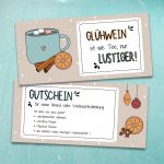 Zwei weihnachtlich gestaltete Glühwein Gutscheine mit Tasse, Zimt, Orangen und Spruch „Glühwein ist wie Tee, nur lustiger!“ – fertig zum Ausdrucken.