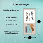 Abbildung der Glühwein Gutschein Druckvorlage im DIN-lang-Format mit Illustration einer Tasse Glühwein, Zimtstangen und Orangenscheiben. Text erklärt Länge 21 cm × Breite 10 cm.