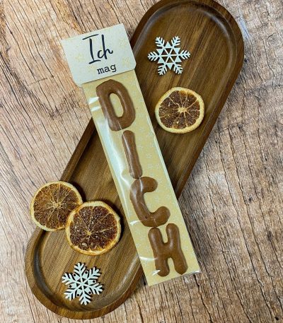 DIY Geschenkidee mit Schokoladenbuchstaben in Tüte und Anhänger „Ich mag dich“. Liebevoll dekoriert mit Holztablett, getrockneten Orangenscheiben und Schneeflocken. Perfekt als kleine Aufmerksamkeit oder Adventskalender Füllung zum Ausdrucken.