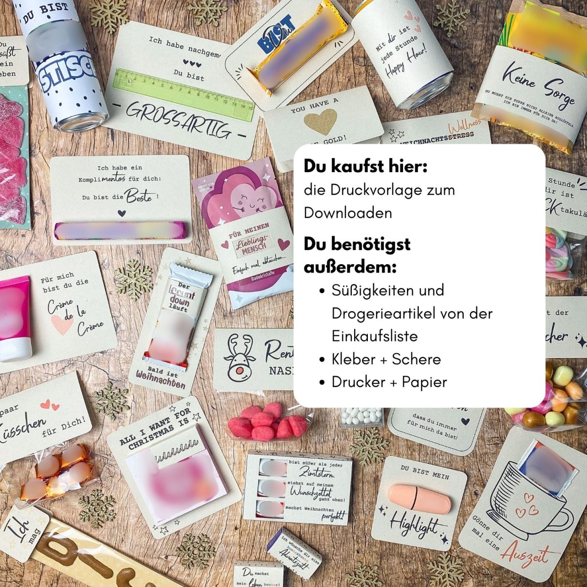 Druckvorlagen für einen Adventskalender zum Selbermachen mit Etiketten, Karten und Verpackungen für Süßigkeiten. Auf dem Bild steht: „Du kaufst hier die Druckvorlage zum Downloaden – Du benötigst außerdem Süßigkeiten und Drogerieartikel von der Einkaufsliste, Kleber + Schere, Drucker + Papier“. Perfekt für einen witzigen DIY Adventskalender zu Weihnachten.