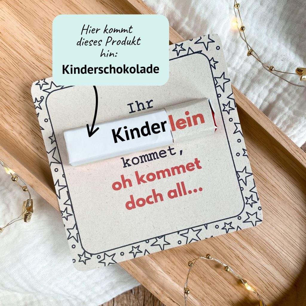 Kreative Weihnachts-Druckvorlage mit dem Spruch „Ihr Kinderlein kommet, oh kommet doch all…“. In die Karte wird eine Kinderschokolade gesteckt. Liebevoll fotografiert auf Holztablett mit Lichterkette – ideale Idee für ein kleines Wichtelgeschenk zu Weihnachten.
