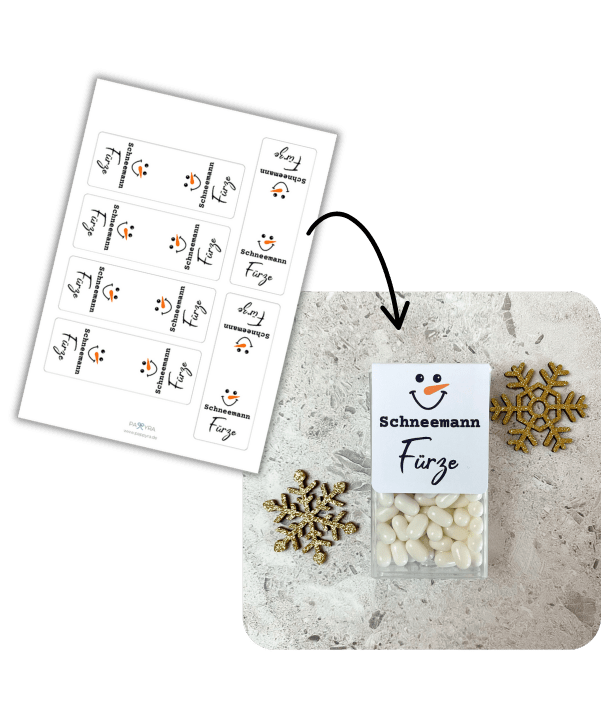 Druckvorlage mit mehreren Etiketten „Schneemann Fürze“ neben fertig beklebter Süßigkeitenbox. Kleine weiße TicTacs in durchsichtiger Box, dekoriert mit goldenen Schneeflocken. Lustige Bastelidee als kleines Geschenk zu Weihnachten.