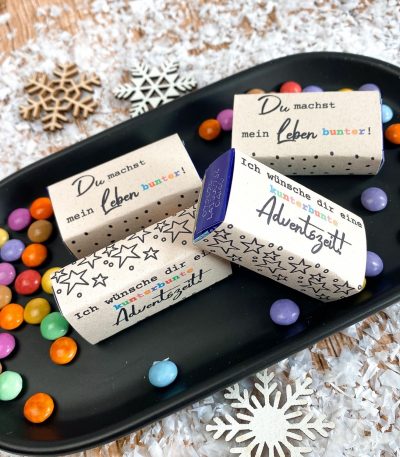Selbstgemachtes Mini-Geschenk mit Smarties und Aufschrift „Ich wünsche dir eine kunterbunte Adventszeit“ und „Du machst mein Leben bunter“. Liebevolle DIY Druckvorlage als kleine Weihnachtsüberraschung.