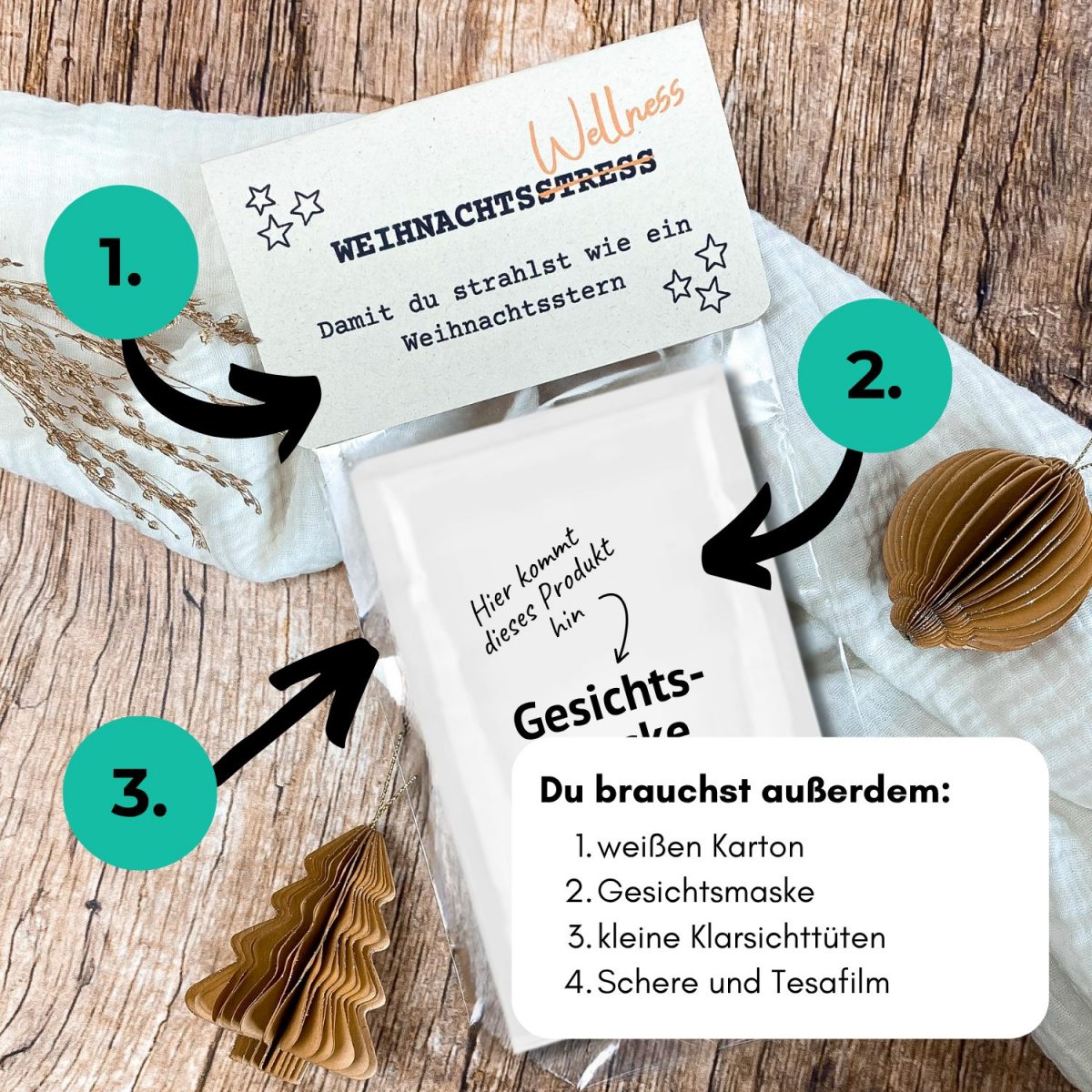 Schritt-für-Schritt-Anleitung mit nummerierten Pfeilen erklärt, wie man die Druckvorlage „Wellness statt Weihnachtsstress“ bastelt. Zeigt Materialien wie Gesichtsmaske, Schere und Tesafilm auf Holzuntergrund mit Weihnachtsdeko. Perfekte kleine Aufmerksamkeit im Advent.