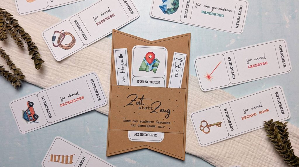 Outdoor- und Abenteuer-Gutscheine zum Ausdrucken in einer „Zeit statt Zeug“ Kraftpapier-Hülle. Verschiedene Erlebnisgutscheine wie Klettern, Lasertag oder Dachzelt-Ausflug als kreative Geschenkidee für gemeinsame Zeit.