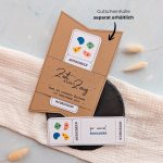 Bouldern Gutschein Vorlage zum Ausdrucken. Der Gutschein steckt in einer Gutscheinkarte, auf der steht „Zeit statt Zeug“. Diese Gutscheinkarte muss separat erworben werden. Liebevoll gestaltete Druckvorlagen, um ganz einfach einen Gutschein Bouldern selber basteln zu können.