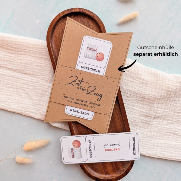 Bowling Gutschein Vorlage zum Ausdrucken. Der Gutschein steckt in einer Gutscheinkarte, auf der steht „Zeit statt Zeug“. Diese Gutscheinkarte muss separat erworben werden. Liebevoll gestaltete Druckvorlagen, um ganz einfach einen Gutschein Bowling selber basteln zu können.