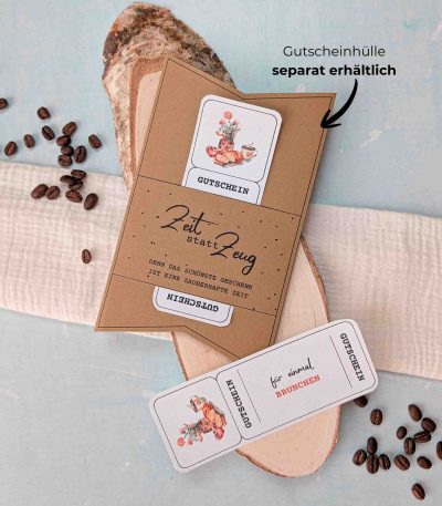 Brunchen Gutschein Vorlage zum Ausdrucken. Der Gutschein steckt in einer Gutscheinkarte, auf der steht „Zeit statt Zeug“. Diese Gutscheinkarte muss separat erworben werden. Liebevoll gestaltete Druckvorlagen, um ganz einfach einen Gutschein Brunchen selber basteln zu können.