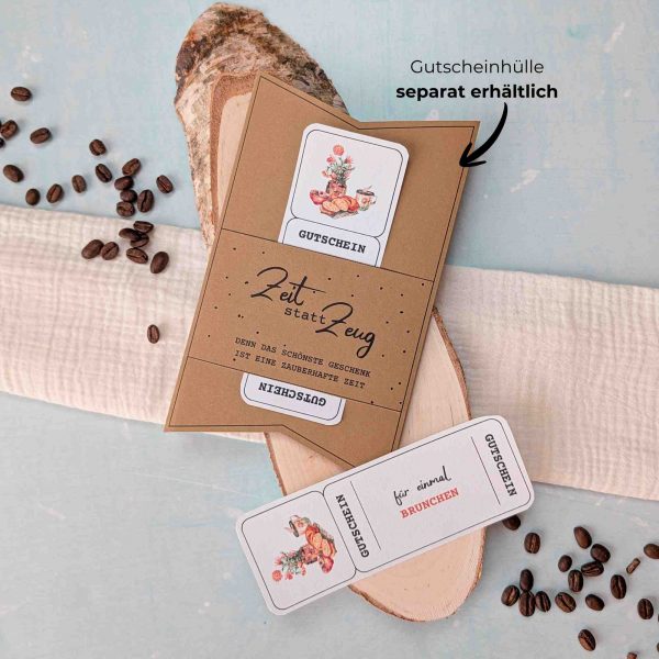 Brunchen Gutschein Vorlage zum Ausdrucken. Der Gutschein steckt in einer Gutscheinkarte, auf der steht „Zeit statt Zeug“. Diese Gutscheinkarte muss separat erworben werden. Liebevoll gestaltete Druckvorlagen, um ganz einfach einen Gutschein Brunchen selber basteln zu können.