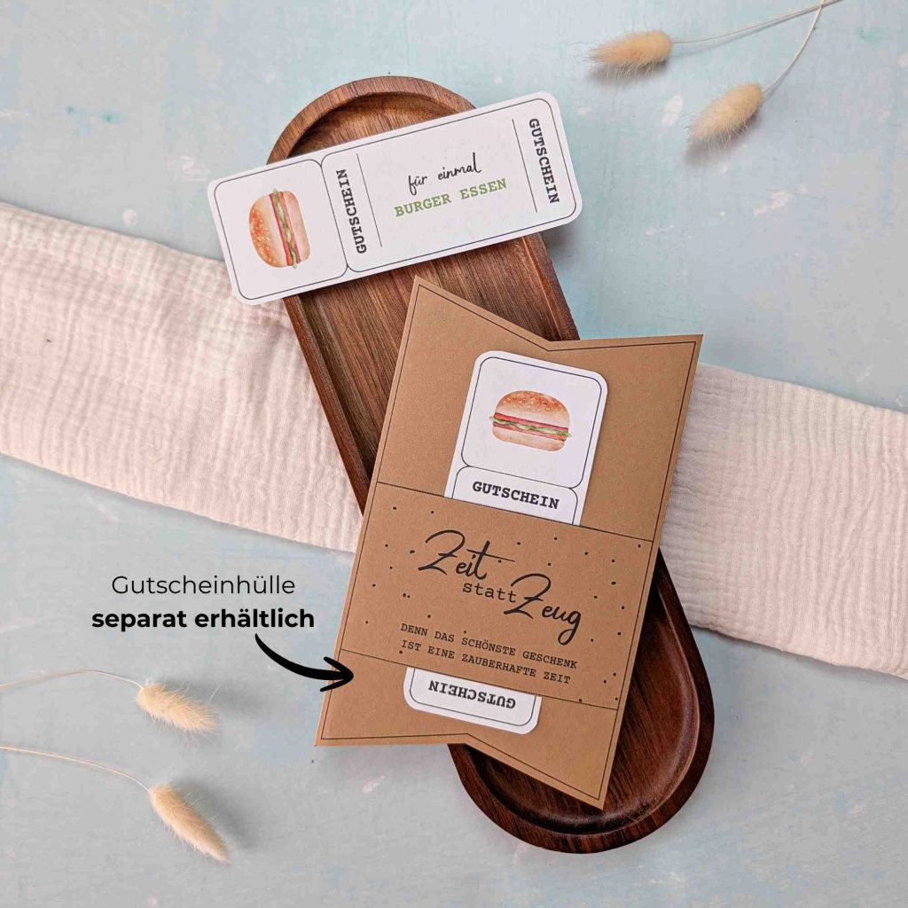 Burger essen Gutschein Vorlage zum Ausdrucken. Der Gutschein steckt in einer Gutscheinkarte, auf der steht „Zeit statt Zeug“. Diese Gutscheinkarte muss separat erworben werden. Liebevoll gestaltete Druckvorlagen, um ganz einfach einen Gutschein Burger essen selber basteln zu können.