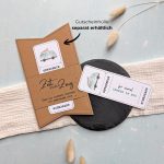 Camping Gutschein Vorlage zum Ausdrucken. Der Gutschein steckt in einer Gutscheinkarte, auf der steht „Zeit statt Zeug“. Diese Gutscheinkarte muss separat erworben werden. Liebevoll gestaltete Druckvorlagen, um ganz einfach einen Gutschein Camping selber basteln zu können.