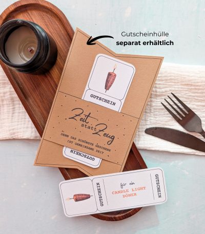 Candle Light Döner Gutschein Vorlage zum Ausdrucken. Der Gutschein steckt in einer Gutscheinkarte, auf der steht „Zeit statt Zeug“. Diese Gutscheinkarte muss separat erworben werden. Liebevoll gestaltete Druckvorlagen, um ganz einfach einen Gutschein Candle Light Döner selber basteln zu können.