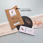 Eis essen Gutschein Vorlage zum Ausdrucken. Der Gutschein steckt in einer Gutscheinkarte, auf der steht „Zeit statt Zeug“. Diese Gutscheinkarte muss separat erworben werden. Liebevoll gestaltete Druckvorlagen, um ganz einfach einen Gutschein Eis essen selber basteln zu können.