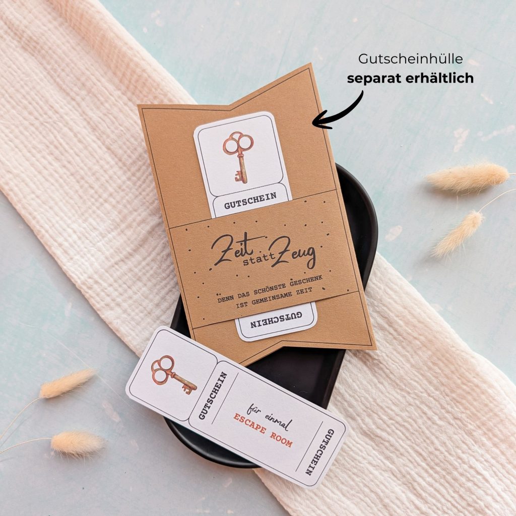 Escape Room Gutschein Vorlage zum Ausdrucken. Der Gutschein steckt in einer Gutscheinkarte, auf der steht „Zeit statt Zeug“. Diese Gutscheinkarte muss separat erworben werden. Liebevoll gestaltete Druckvorlagen, um ganz einfach einen Gutschein Escape Room selber basteln zu können.