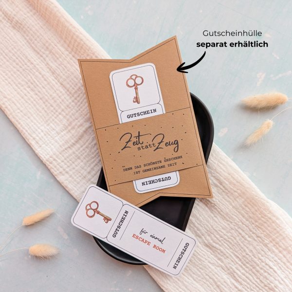 Escape Room Gutschein Vorlage zum Ausdrucken. Der Gutschein steckt in einer Gutscheinkarte, auf der steht „Zeit statt Zeug“. Diese Gutscheinkarte muss separat erworben werden. Liebevoll gestaltete Druckvorlagen, um ganz einfach einen Gutschein Escape Room selber basteln zu können.