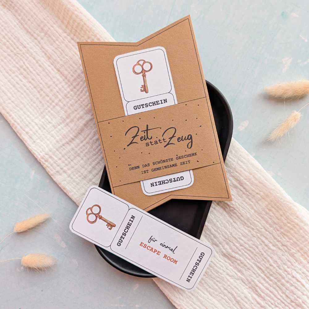 Zeit statt Zeug Gutschein für einen Escape Room, liebevoll verpackt in einer braunen Kraftpapier-Gutscheinverpackung. Kreative Gutscheinvorlage zum Ausdrucken für gemeinsame Erlebnisse.
