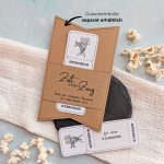 Filmabend Gutschein Vorlage zum Ausdrucken. Der Gutschein steckt in einer Gutscheinkarte, auf der steht „Zeit statt Zeug“. Diese Gutscheinkarte muss separat erworben werden. Liebevoll gestaltete Druckvorlagen, um ganz einfach einen Gutschein Filmabend selber basteln zu können.