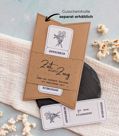 Filmabend Gutschein Vorlage zum Ausdrucken. Der Gutschein steckt in einer Gutscheinkarte, auf der steht „Zeit statt Zeug“. Diese Gutscheinkarte muss separat erworben werden. Liebevoll gestaltete Druckvorlagen, um ganz einfach einen Gutschein Filmabend selber basteln zu können.
