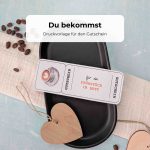 Gutschein Frühstück im Bett Druckvorlage als PDF zum Downloaden. Auf dem Frühstück-im-Bett-Gutschein ist eine Kaffeetasse mit Herz im Milchschaum im Aquarellstil abgebildet.