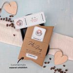 Frühstück im Bett Gutschein Vorlage zum Ausdrucken. Der Gutschein steckt in einer Gutscheinkarte, auf der steht „Zeit statt Zeug“. Diese Gutscheinkarte muss separat erworben werden. Liebevoll gestaltete Druckvorlagen, um ganz einfach einen Gutschein Frühstück im Bett selber basteln zu können.