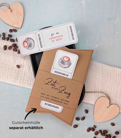 Frühstück im Bett Gutschein Vorlage zum Ausdrucken. Der Gutschein steckt in einer Gutscheinkarte, auf der steht „Zeit statt Zeug“. Diese Gutscheinkarte muss separat erworben werden. Liebevoll gestaltete Druckvorlagen, um ganz einfach einen Gutschein Frühstück im Bett selber basteln zu können.