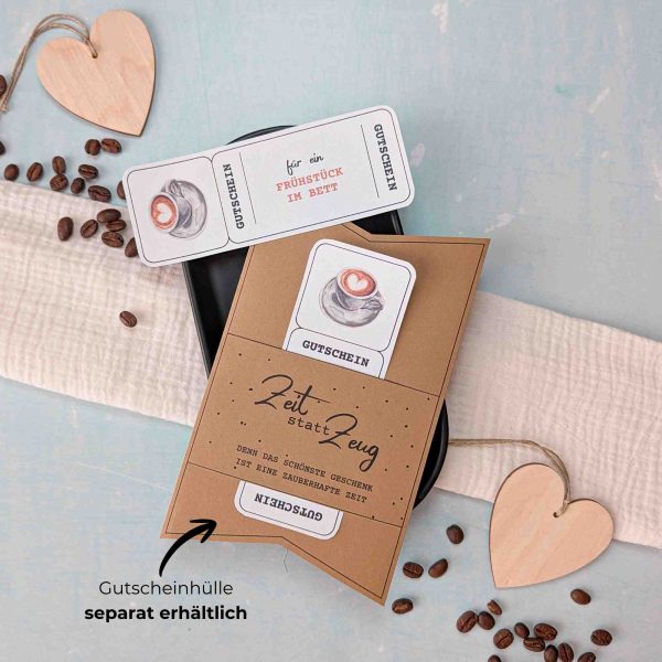 Frühstück im Bett Gutschein Vorlage zum Ausdrucken. Der Gutschein steckt in einer Gutscheinkarte, auf der steht „Zeit statt Zeug“. Diese Gutscheinkarte muss separat erworben werden. Liebevoll gestaltete Druckvorlagen, um ganz einfach einen Gutschein Frühstück im Bett selber basteln zu können.