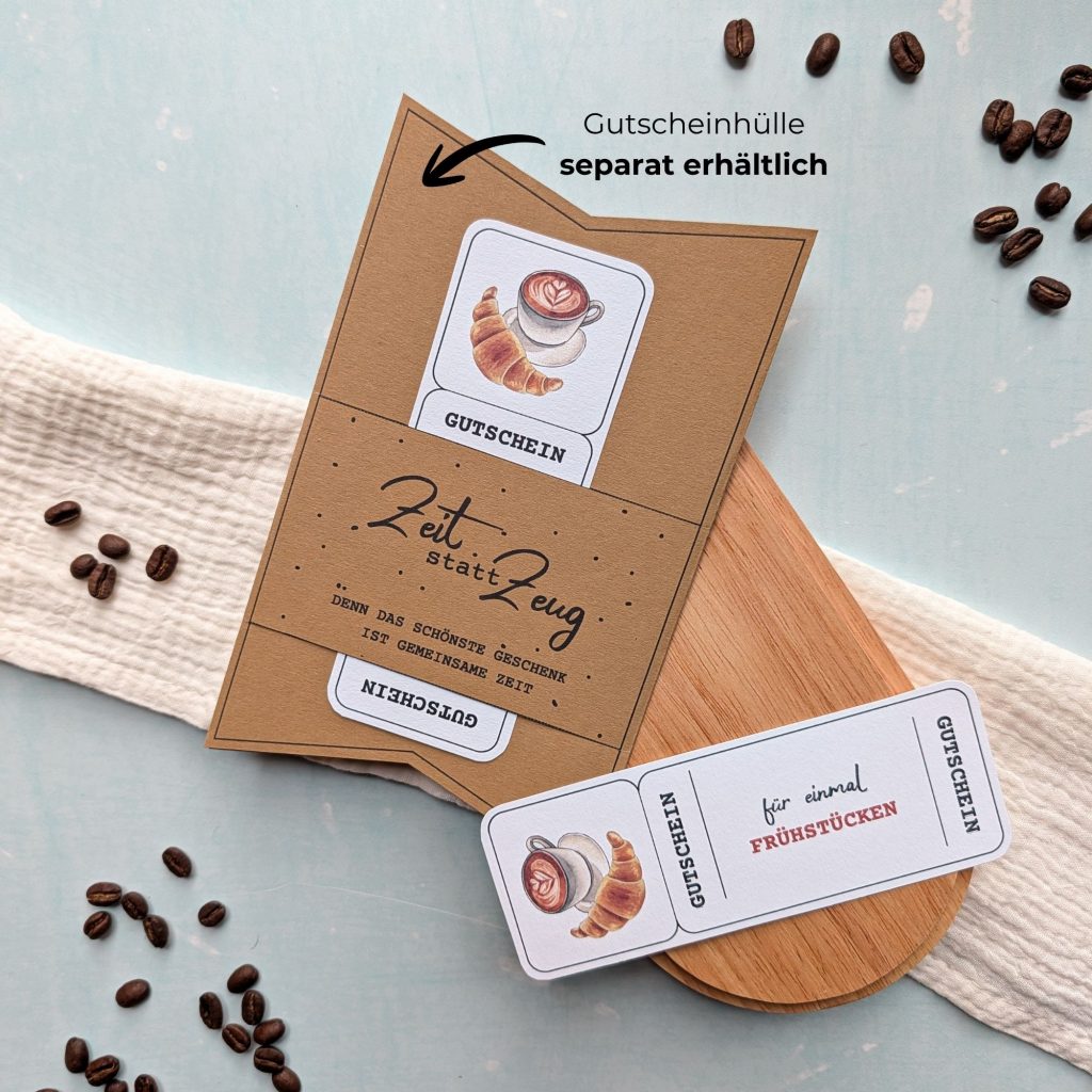 Frühstücken Gutschein Vorlage zum Ausdrucken. Der Gutschein steckt in einer Gutscheinkarte, auf der steht „Zeit statt Zeug“. Diese Gutscheinkarte muss separat erworben werden. Liebevoll gestaltete Druckvorlagen, um ganz einfach einen Gutschein Frühstücken selber basteln zu können.