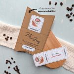 Frühstücken Gutschein Vorlage zum Ausdrucken. Der Gutschein steckt in einer Gutscheinkarte, auf der steht „Zeit statt Zeug“. Diese Gutscheinkarte muss separat erworben werden. Liebevoll gestaltete Druckvorlagen, um ganz einfach einen Gutschein Frühstücken selber basteln zu können.