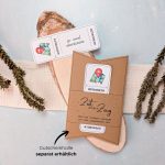 Geocaching Gutschein Vorlage zum Ausdrucken. Der Gutschein steckt in einer Gutscheinkarte, auf der steht „Zeit statt Zeug“. Diese Gutscheinkarte muss separat erworben werden. Liebevoll gestaltete Druckvorlagen, um ganz einfach einen Gutschein Geocaching selber basteln zu können.