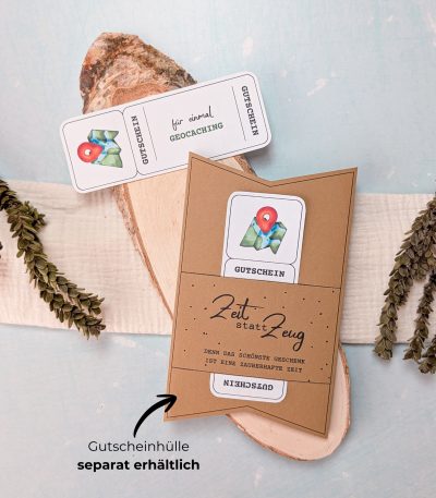 Geocaching Gutschein Vorlage zum Ausdrucken. Der Gutschein steckt in einer Gutscheinkarte, auf der steht „Zeit statt Zeug“. Diese Gutscheinkarte muss separat erworben werden. Liebevoll gestaltete Druckvorlagen, um ganz einfach einen Gutschein Geocaching selber basteln zu können.