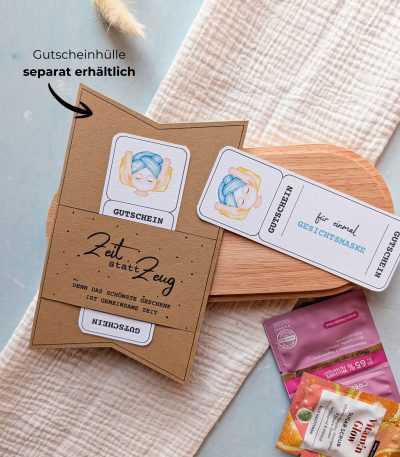 Gesichtsmaske Gutschein Vorlage zum Ausdrucken. Der Gutschein steckt in einer Gutscheinkarte, auf der steht „Zeit statt Zeug“. Diese Gutscheinkarte muss separat erworben werden. Liebevoll gestaltete Druckvorlagen, um ganz einfach einen Gutschein Gesichtsmaske selber basteln zu können.