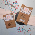 Gutschein Geburtstag verpacken. Druckvorlage für eine Gutscheinkarte bzw. Gutscheinhülle, auf der steht „Happy Birthday“.