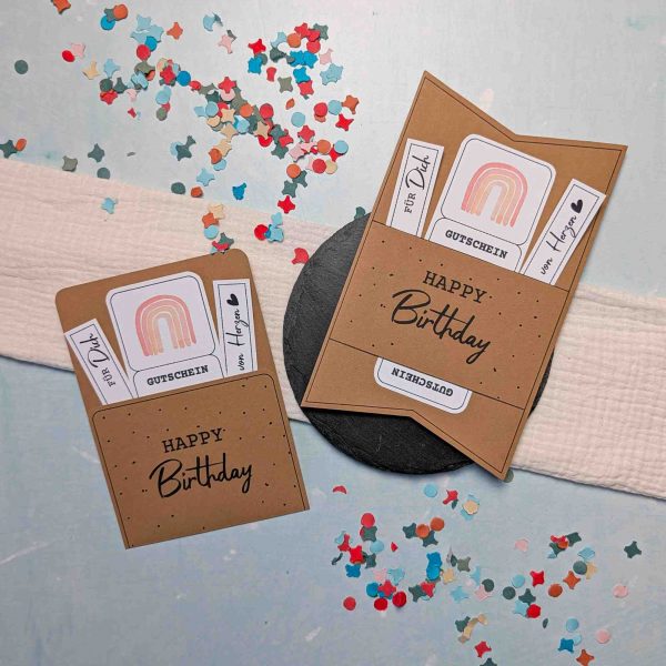 Gutschein Geburtstag verpacken. Druckvorlage für eine Gutscheinkarte bzw. Gutscheinhülle, auf der steht „Happy Birthday“.