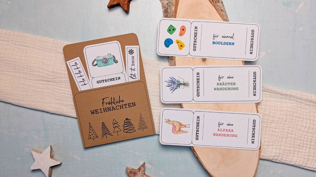 Weihnachtliche Zeit statt Zeug Gutscheine in brauner Kraftpapier-Gutscheinverpackung. Kleine Erlebnis-Gutscheine zum Ausdrucken liegen dekorativ neben der Karte – ideal zum Geschenk verpacken an Weihnachten.