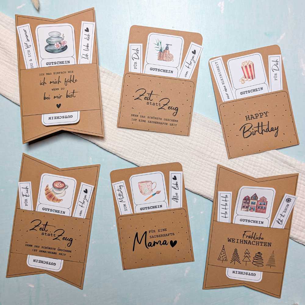 Verschiedene Zeit statt Zeug Gutscheinverpackungen aus Kraftpapier für Weihnachten, Geburtstag und Mama. Illustrierte Erlebnisgutscheine wie Frühstück, Städtereise oder Wellness liegen dekorativ daneben.