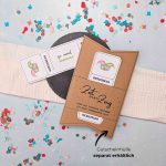 Karneval Gutschein Vorlage zum Ausdrucken. Der Gutschein steckt in einer Gutscheinkarte, auf der steht „Zeit statt Zeug“. Diese Gutscheinkarte muss separat erworben werden. Liebevoll gestaltete Druckvorlagen, um ganz einfach einen Gutschein Karneval selber basteln zu können.