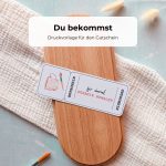 Gutschein Keramik bemalen Druckvorlage als PDF zum Downloaden. Auf dem Keramik-bemalen-Gutschein ist eine bemalte Tasse mit einem Pinsel im Aquarellstil abgebildet.