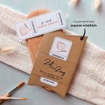 Keramik bemalen Gutschein Vorlage zum Ausdrucken. Der Gutschein steckt in einer Gutscheinkarte, auf der steht „Zeit statt Zeug“. Diese Gutscheinkarte muss separat erworben werden. Liebevoll gestaltete Druckvorlagen, um ganz einfach einen Gutschein Keramik bemalen selber basteln zu können.